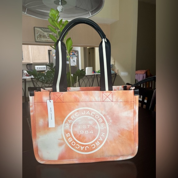 Marc Jacobs Handbags - NWT Marc Jacobs Medium Tote